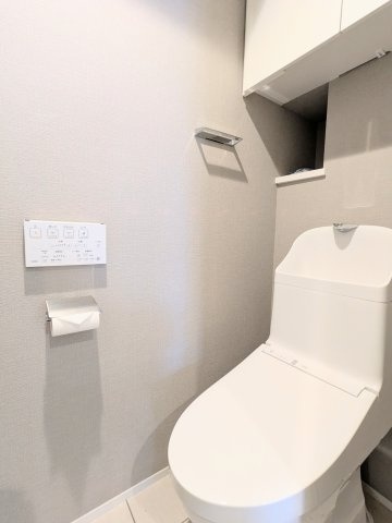 コスモ上野ロイヤルフォルムのトイレ|～吊戸棚付きのトイレ写真～
