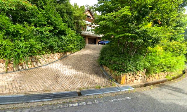 芦屋市奥池町の前面道路含む現地写真|シャッター付き車庫3台+平面駐車場4台可能(車種による)