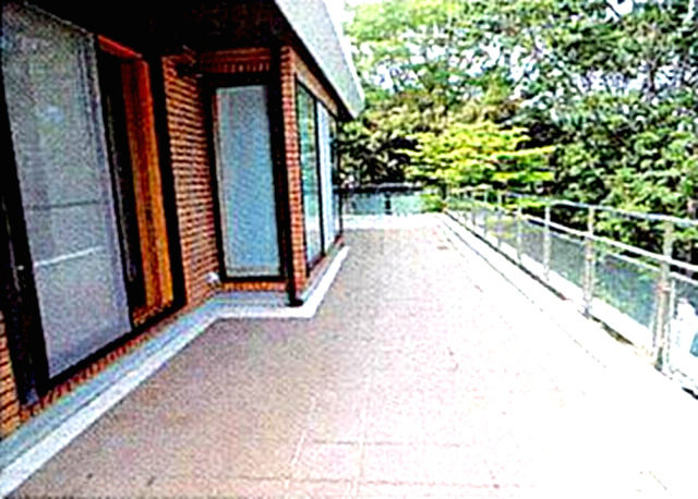芦屋市奥池町のバルコニー|広々バルコニーからたっぷりの光を享受
