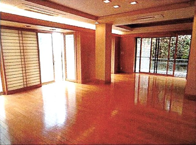 芦屋市奥池町の居間・リビング|こだわりの「広がり」と「ゆとり」。家族と過ごす時間を大切にした住空間。
