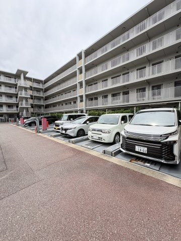 甲子園三番町ハイツの駐車場