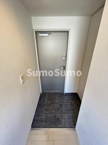 南堀江アパートメントグランデの玄関|こちらの居間で趣味の時間をお楽しみください