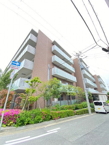 甲子園六石町ハイツの外観