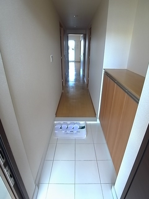 甲子園六石町ハイツの玄関