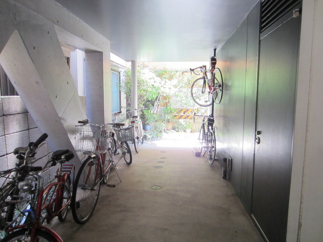 Ｓ８ａｐ．のエントランス|敷地内に自転車置き場がありますよ。