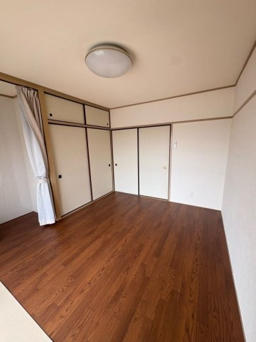 平野マンションの寝室|開放的な寝室です