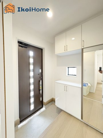神戸市西区南別府4丁目　B号棟　新築戸建の玄関|【ホームページに現地動画掲載中】●年中無休：当日予約可●靴をたくさん収納できるシューズボックス完備！