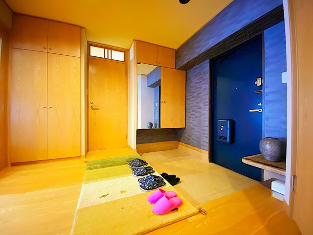 ラヴィ熱海C棟の玄関