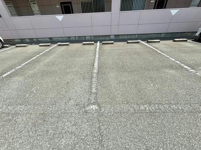 アムールエバーハイツの駐車場