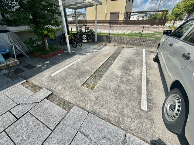 アドホックディアスの駐車場