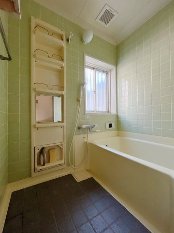 【中古戸建】児玉郡上里町1期　の浴室|■浴室｜デザイン性に優れた浴室♪1日の疲れを癒す、ゆったりとしたバスタイムをぜひお過ごしください(*＾＾*)大きな窓付きで嬉しい♪