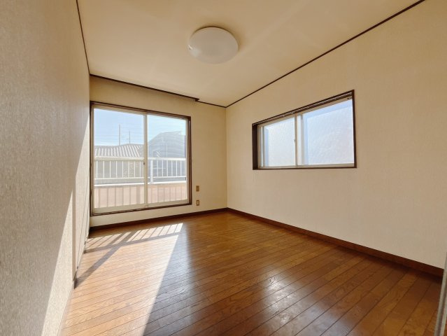 【中古戸建】児玉郡上里町1期　の洋室|■2階洋室｜お子様の一人部屋にピッタリな洋室。木のぬくもりを感じるフローリングは、天然木の味わいが時とともに深みを増していきます。また、傷にも強く、フリーワックスでお手入れもラクラクです♪