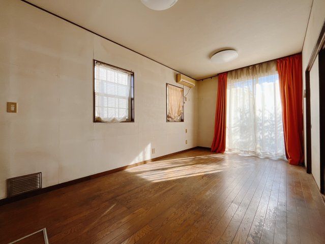 【中古戸建】児玉郡上里町1期　の居間・リビング|■リビング｜時の流れと共に陽射しは装いを変え空間に新たな彩りを与えます。一日中家に居ても飽きることなく過ごすことができる素敵な空間です♪