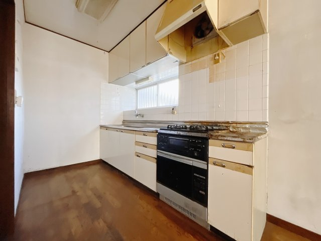 【中古戸建】児玉郡上里町1期　のキッチン|■キッチン｜大きなお鍋や調理用具のも出し入れラクラクな収納がたっぷり！毎日使う場所だからこそ、無理のない姿勢で作業できるのは嬉しいポイントですね(*＾＾*)♪