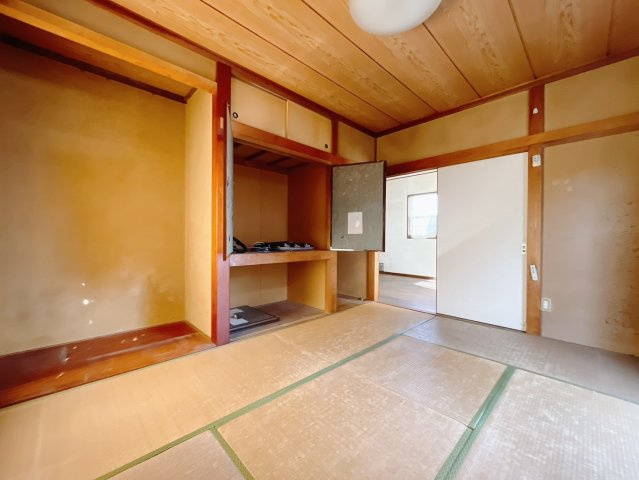 【中古戸建】児玉郡上里町1期　の和室|■1階和室｜リビングと繋がっている和室は、お子様の様子を見守りながらお洗濯物を畳んだり、家事の合間のちょっとした休憩やのんびりお昼寝にも♪セカンドリビングとしてもお使いいただけます。