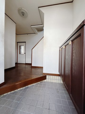 【中古戸建】児玉郡上里町1期　の玄関|■玄関｜「玄関から、我が家を心地よく。自然の風や光を感じられる気持ちのいい玄関へ。」永く居心地のいい暮らしを演出する快適性能と安心を両立させたドアを採用しました！