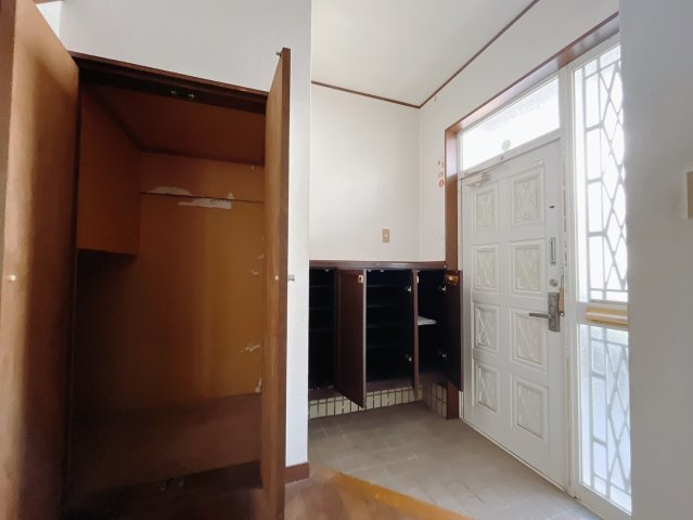 【中古戸建】児玉郡上里町1期　の玄関|■玄関｜毎日の「いってらっしゃい」や「お帰りなさい」を大切なご家族と過ごす玄関は〈使いやすさ〉を追求しております。玄関横の物入は急な来客時でもさっとお片付けできるスペースを確保しています。