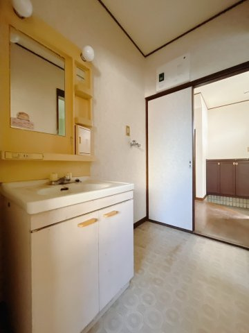 【中古戸建】児玉郡上里町1期　の独立洗面台|■洗面室｜大きな鏡で朝の身支度もラクラク♪毎日の忙しい準備が楽しくなる洗面所です(^^♪