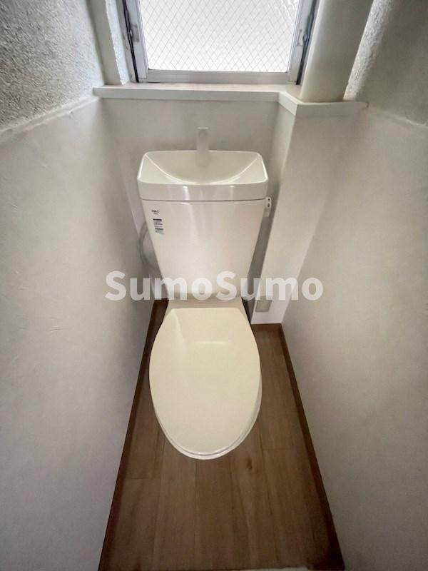 赤浦マンションのトイレ|落ち着いた色調のトイレです