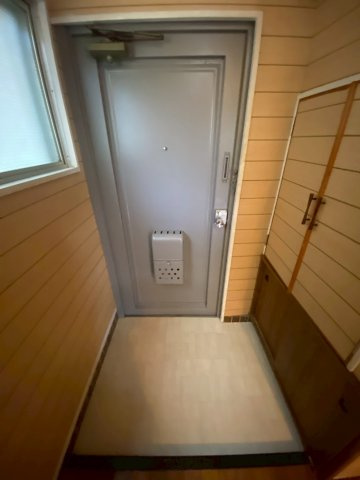 観音山ハイツ西棟の玄関