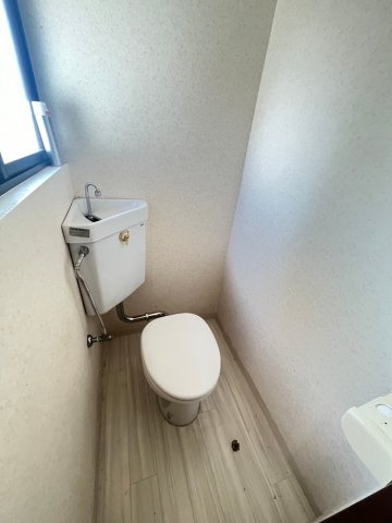 西岡本四丁目貸家のトイレ