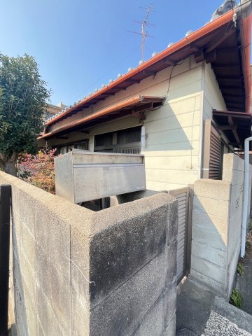 西岡本四丁目貸家の外観