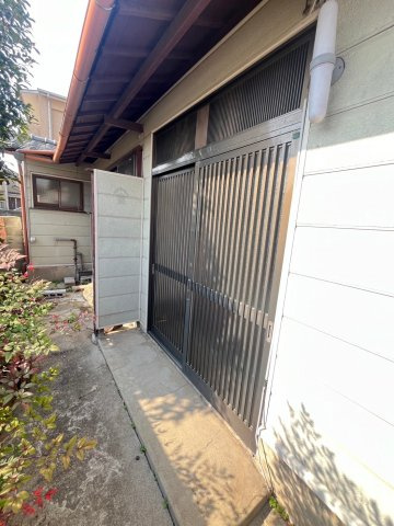 西岡本四丁目貸家のエントランス