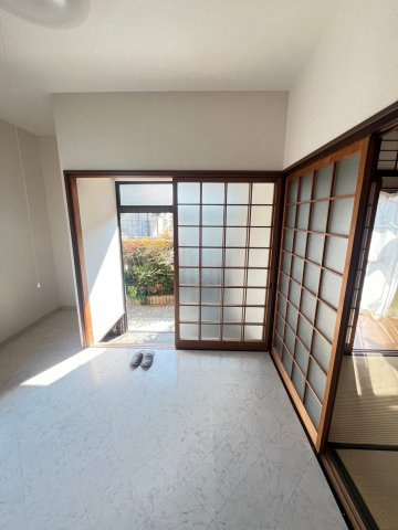 西岡本四丁目貸家の玄関