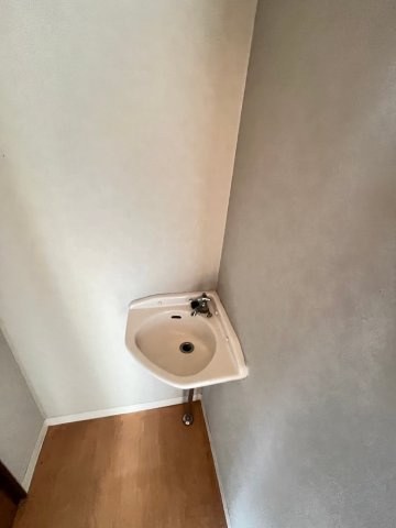 西岡本四丁目貸家の洗面所