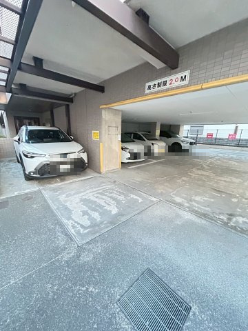 エバーグレイス西宮２の駐車場