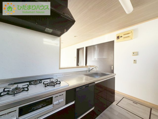 いわき市小名浜相子島字道下　中古戸建のキッチン|ご家族と会話しながら、お料理だって出来ちゃいます☆彡