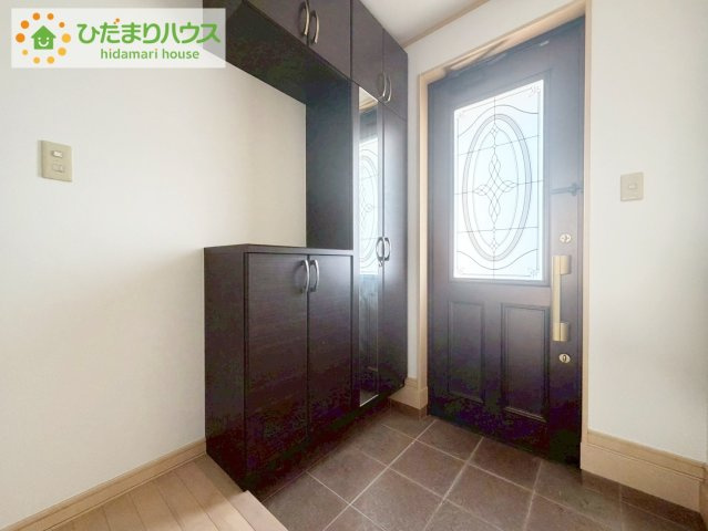いわき市小名浜相子島字道下　中古戸建の玄関|玄関がひろいので親子で並んで仲良く靴が履けますね(^^)/