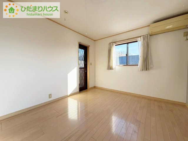 いわき市小名浜相子島字道下　中古戸建の洋室|広めの主寝室は、ベッドの他にもパソコンデスクやドレッサーなども置けちゃいます(*^-^*)