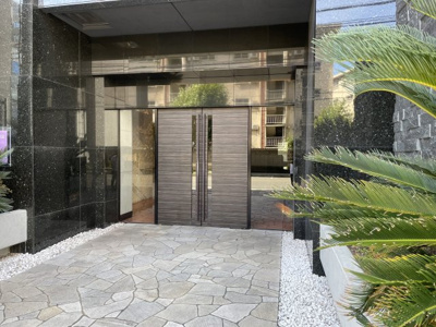 【エントランス】 | S-RESIDENCE新大阪駅前 | 外観にマッチしたエントランスです。