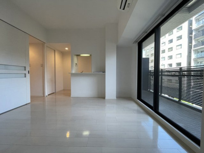 【居間・リビング】 | S-RESIDENCE新大阪駅前 | おしゃれで開放感のあるリビングです。