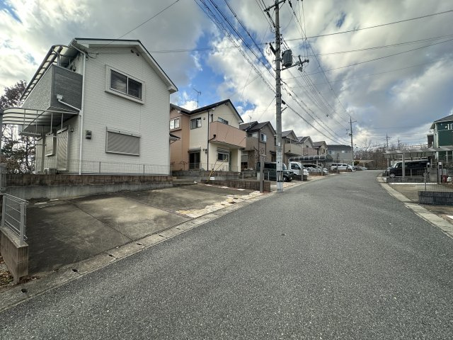 神戸市西区月が丘１丁目戸建の前面道路含む現地写真