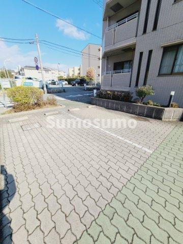 ロイヤル夙川大社町の駐車場