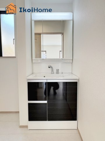 明石市二見町西二見　新築戸建の洗面所|【ホームページに現地動画掲載中】●年中無休：当日予約可●三面鏡の洗面台で朝の身支度も楽々