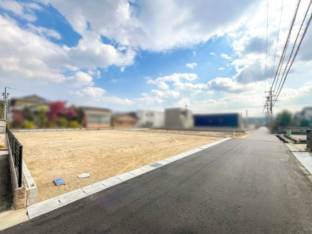 四日市市釆女町《全2区画》の前面道路含む現地写真