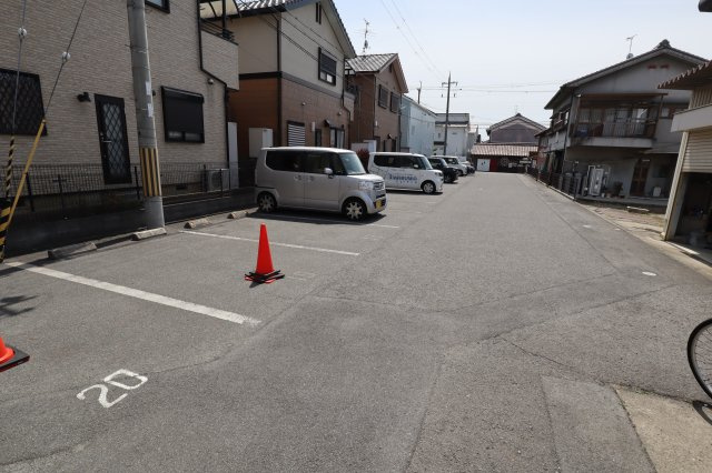 ルミエールSHIMAMURAの駐車場