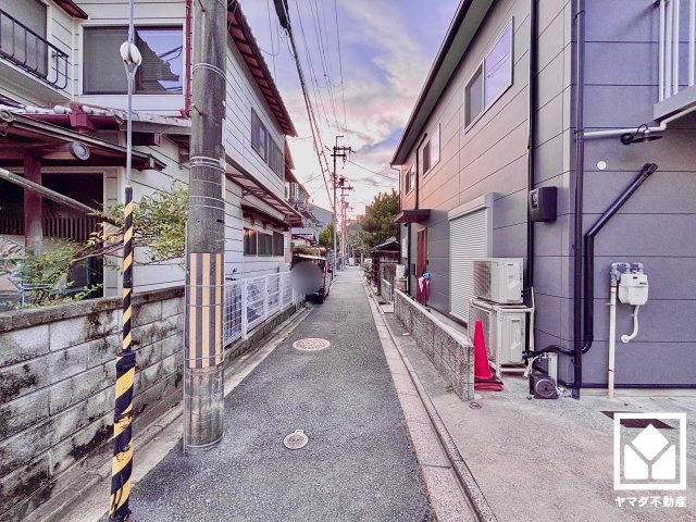 伏見区深草願成町 3期1号棟の前面道路含む現地写真