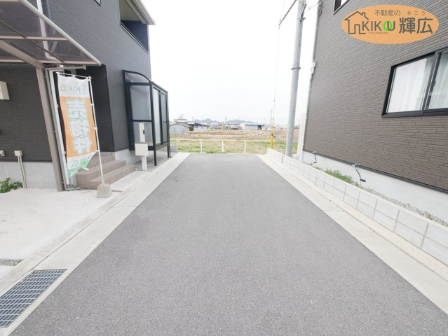 姫路市飾東町庄（15号）　中古戸建の前面道路含む現地写真