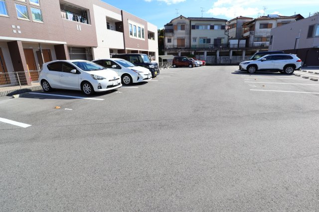 Ｐoire東生駒の駐車場