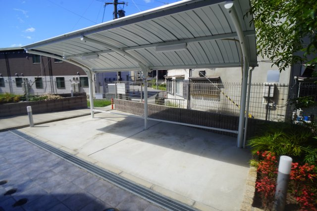 Ｐoire東生駒の駐車場