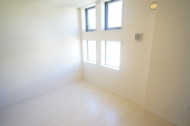 Ｐoire東生駒の洋室