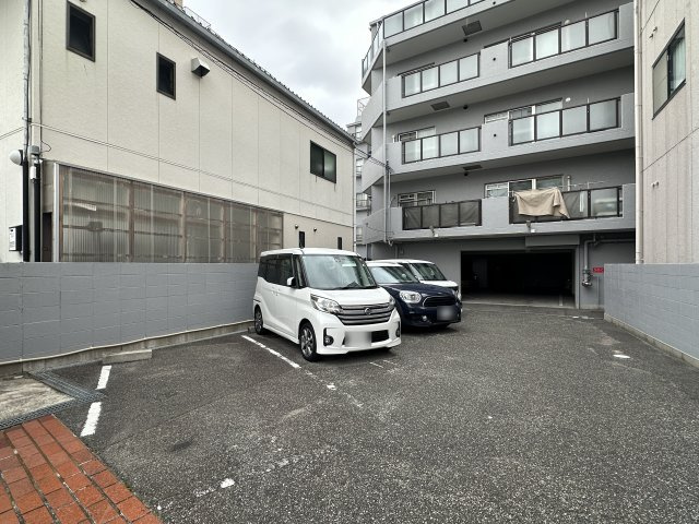 メイクアップハイツ須磨浦2号棟の駐車場