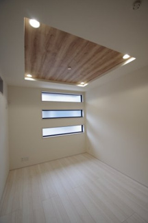 【居間・リビング】 | 【仲介手数料無料！！】府中市若松町2丁目　新築戸建て（全2棟）2号棟　4680万円 | 折り上げ天井