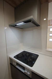 【キッチン】 | 【仲介手数料無料！！】府中市若松町2丁目　新築戸建て（全2棟）2号棟　4680万円 | フラット型レンジフード
