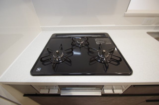 【キッチン】 | 【仲介手数料無料！！】府中市若松町2丁目　新築戸建て（全2棟）2号棟　4680万円 | コンロ