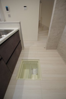 【キッチン】 | 【仲介手数料無料！！】府中市若松町2丁目　新築戸建て（全2棟）2号棟　4680万円 | 床下収納